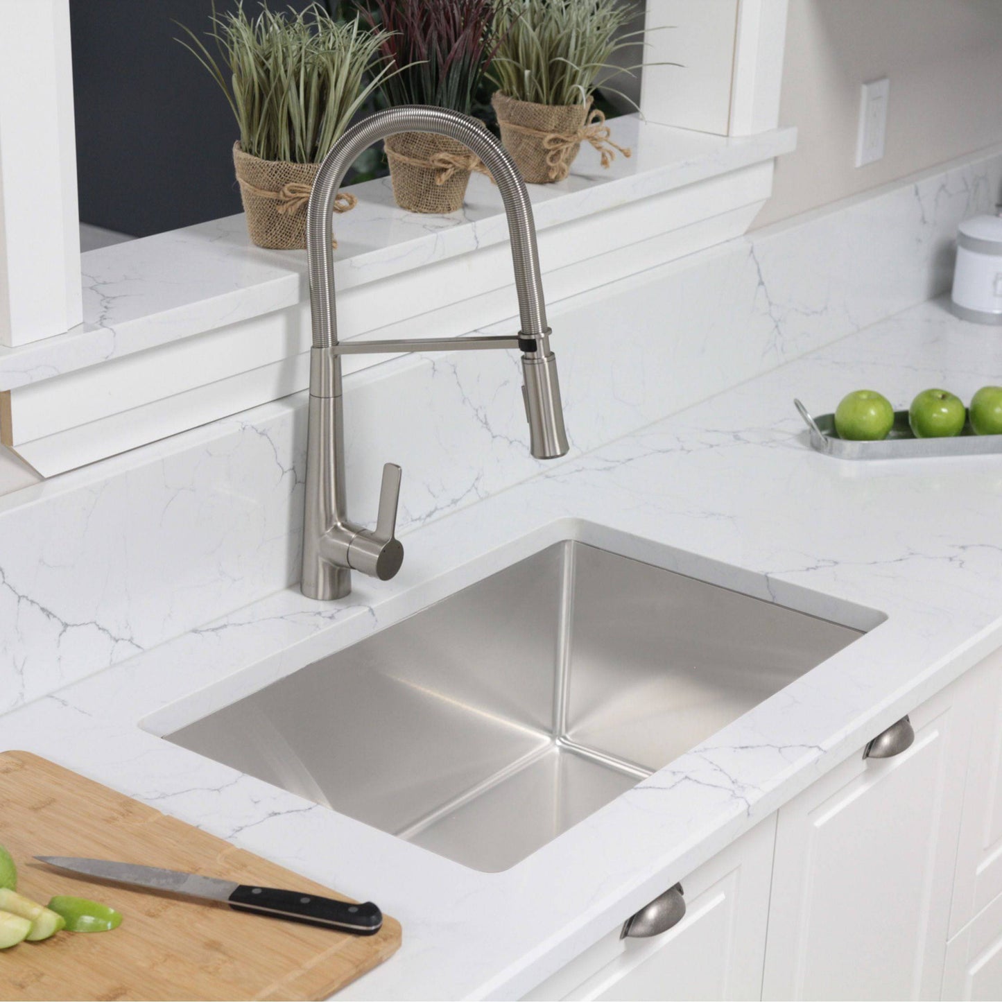 Stylish Valencia 31.13" x 18" Single Bowl Undermount Stainless Steel Kitchen Sink S-402G - Renoz