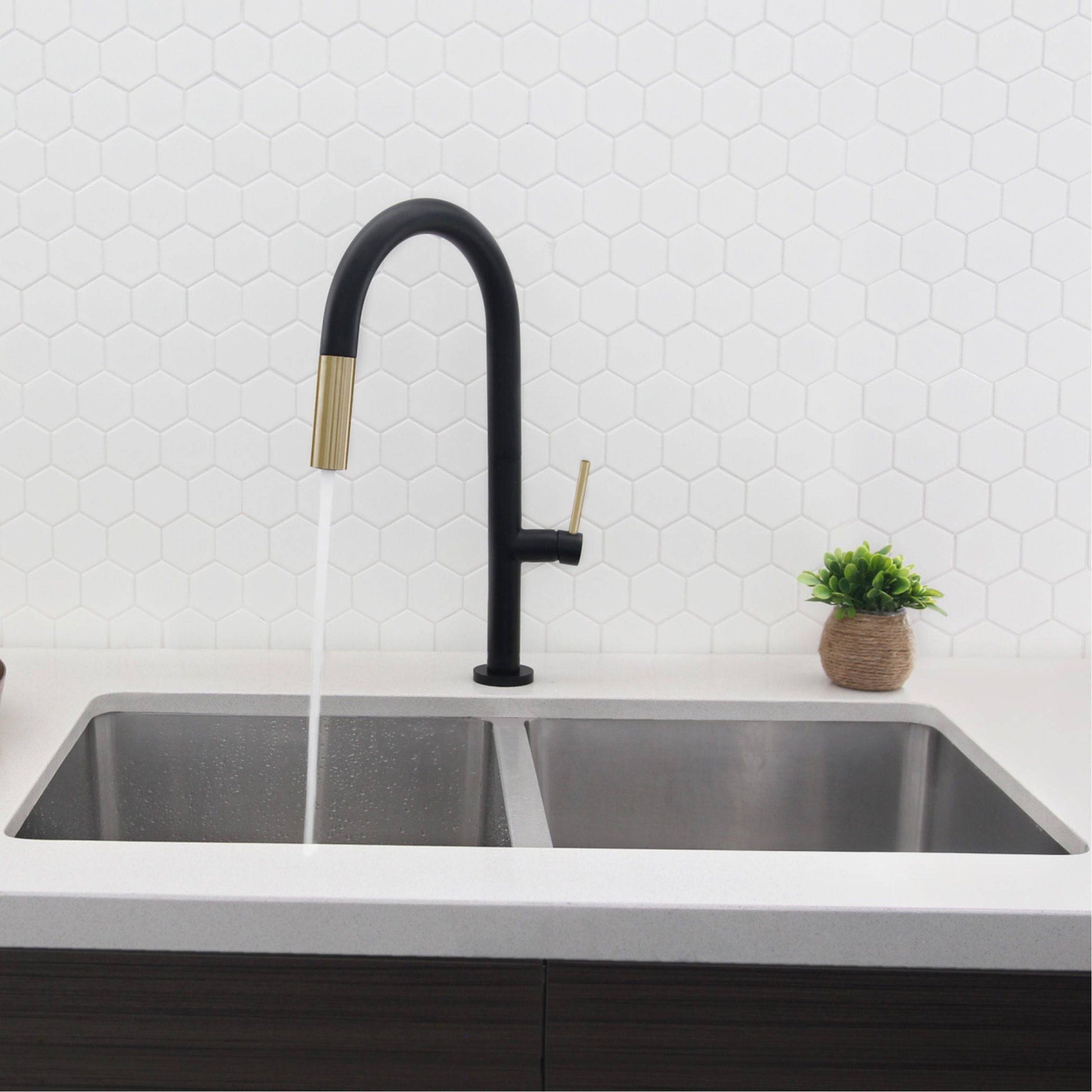 Stylish Catania Single Handle Pull Down Kitchen Faucet - Renoz