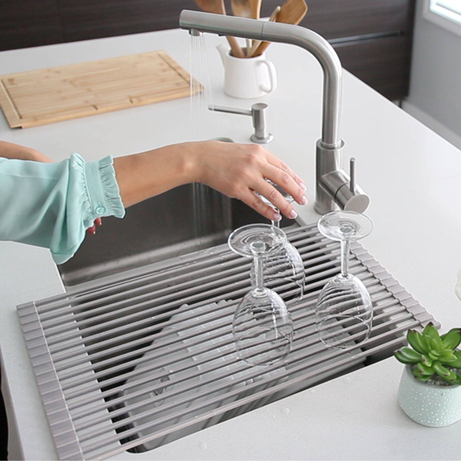 Stylish 20" Over the Sink Roll-up Drying Rack Gray A-900GY - Renoz